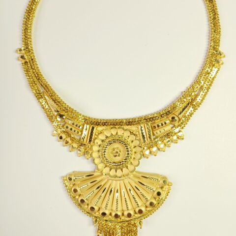 ekai Bridal micro artificial gold Necklace Set with earrings For Women is made of Alloy.