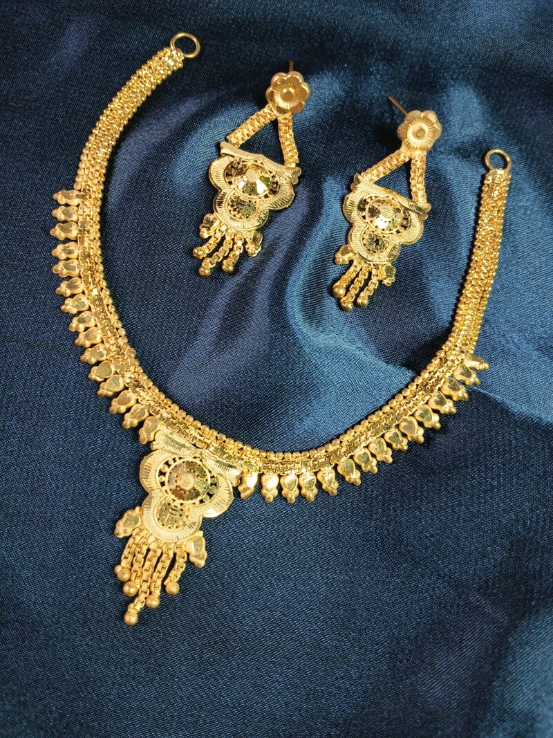 ekai Bridal micro artificial gold Necklace Set with earrings For Women is made of Alloy.