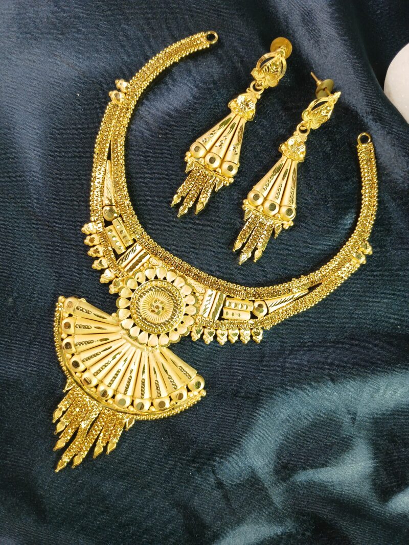 ekai Bridal micro artificial gold Necklace Set with earrings For Women is made of Alloy.