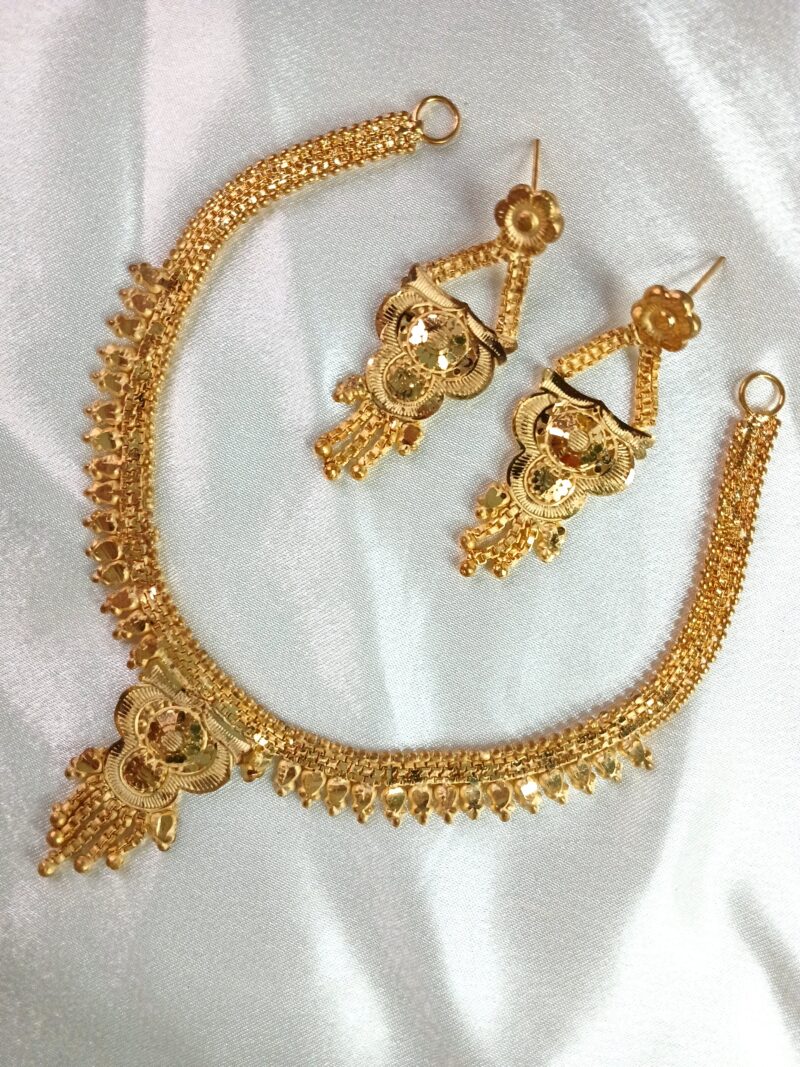 ekai Bridal micro artificial gold Necklace Set with earrings For Women is made of Alloy.