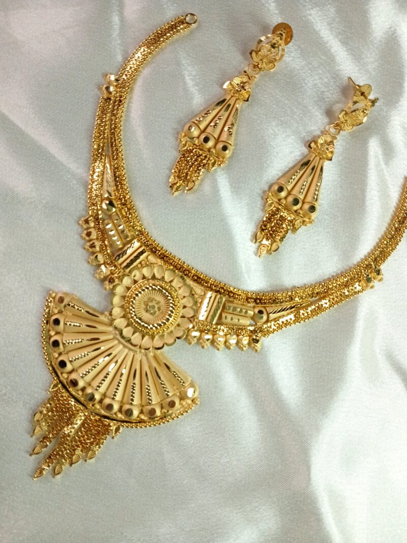 ekai Bridal micro artificial gold Necklace Set with earrings For Women is made of Alloy.